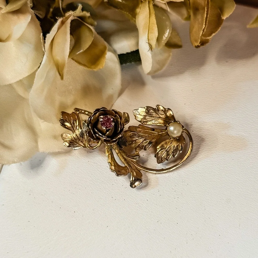 Gold Rose Brooch with Faux Stones‎